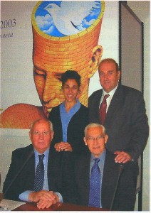 Assieme a Michail Gorbaciov la delegazione IPPNW al IV Summit dei Premi Nobel per la Pace (Roma, 28 novembre 2003). A fianco, in prima fila, Ronald McCoy, presidente mondiale di IPPNW. Alle sue spalle, Michele Di Paolantonio e una giovane rappresentante dell'organizzazione.