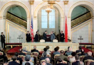 Reagan e Gorbaciov alla firma del trattato INF